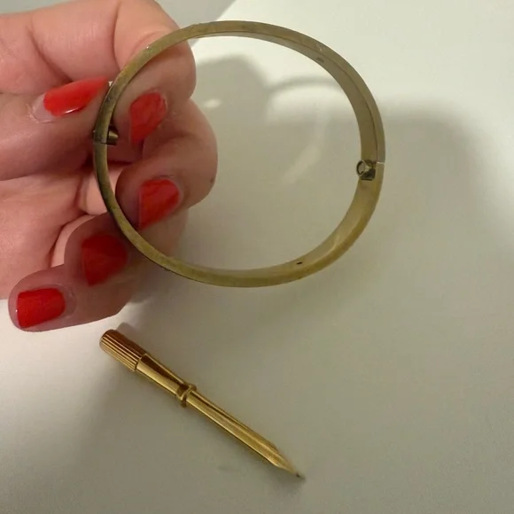 Gold Love bracelet - Picture 2 of 5